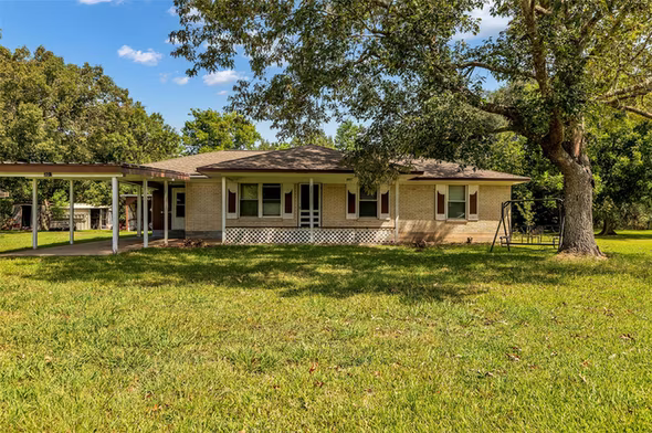 Photo of 302 Channelview Drive, Anahuac, TX