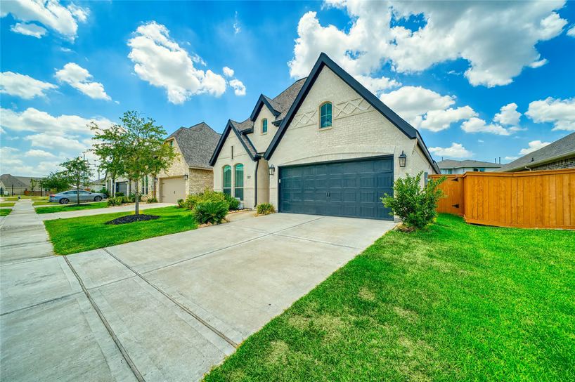 Photo 3 of 8827 Harbor Pines Drive, Cypress, TX