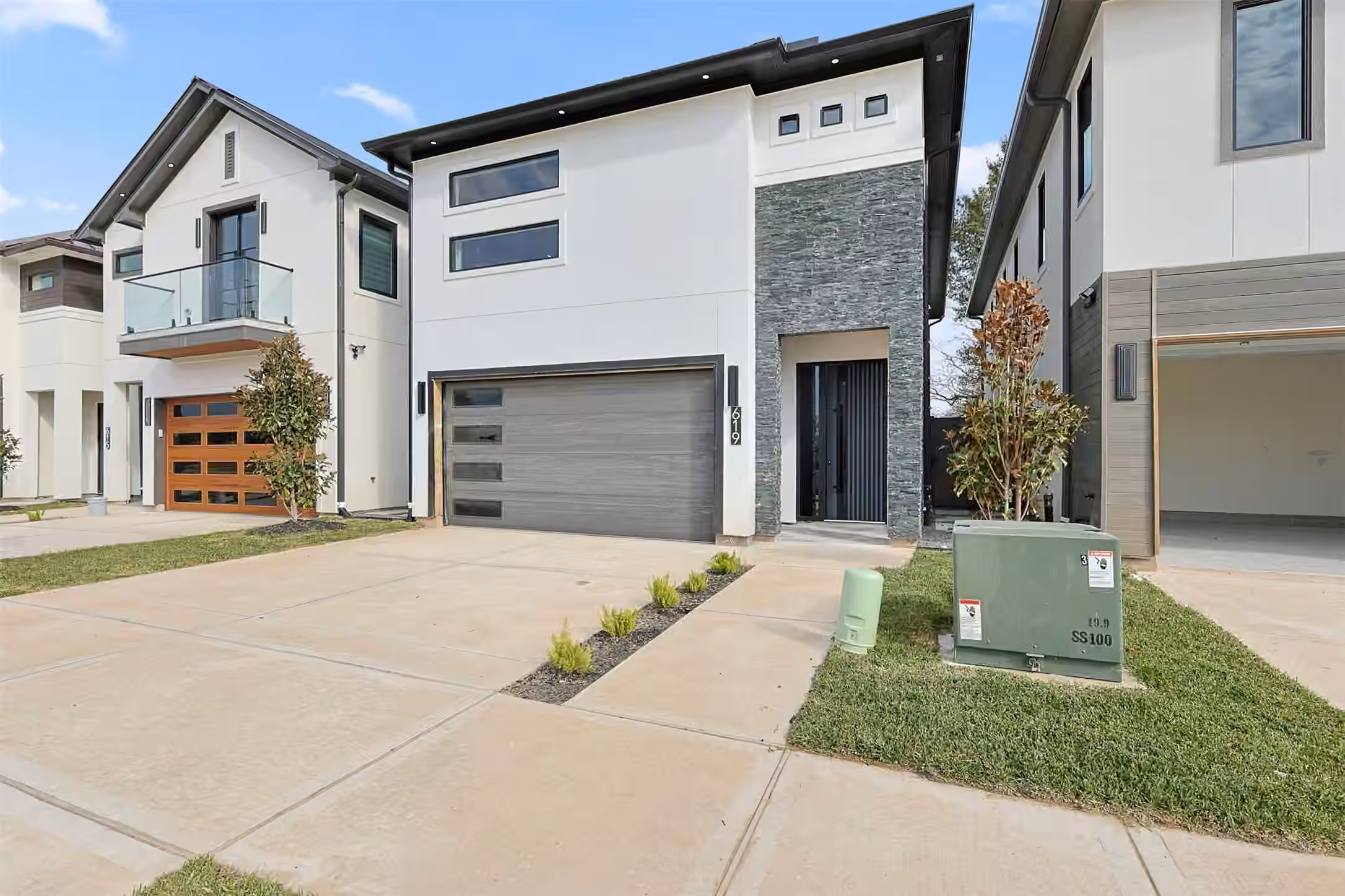 Photo 2 of 619 Rolling Oaks, Stafford, TX