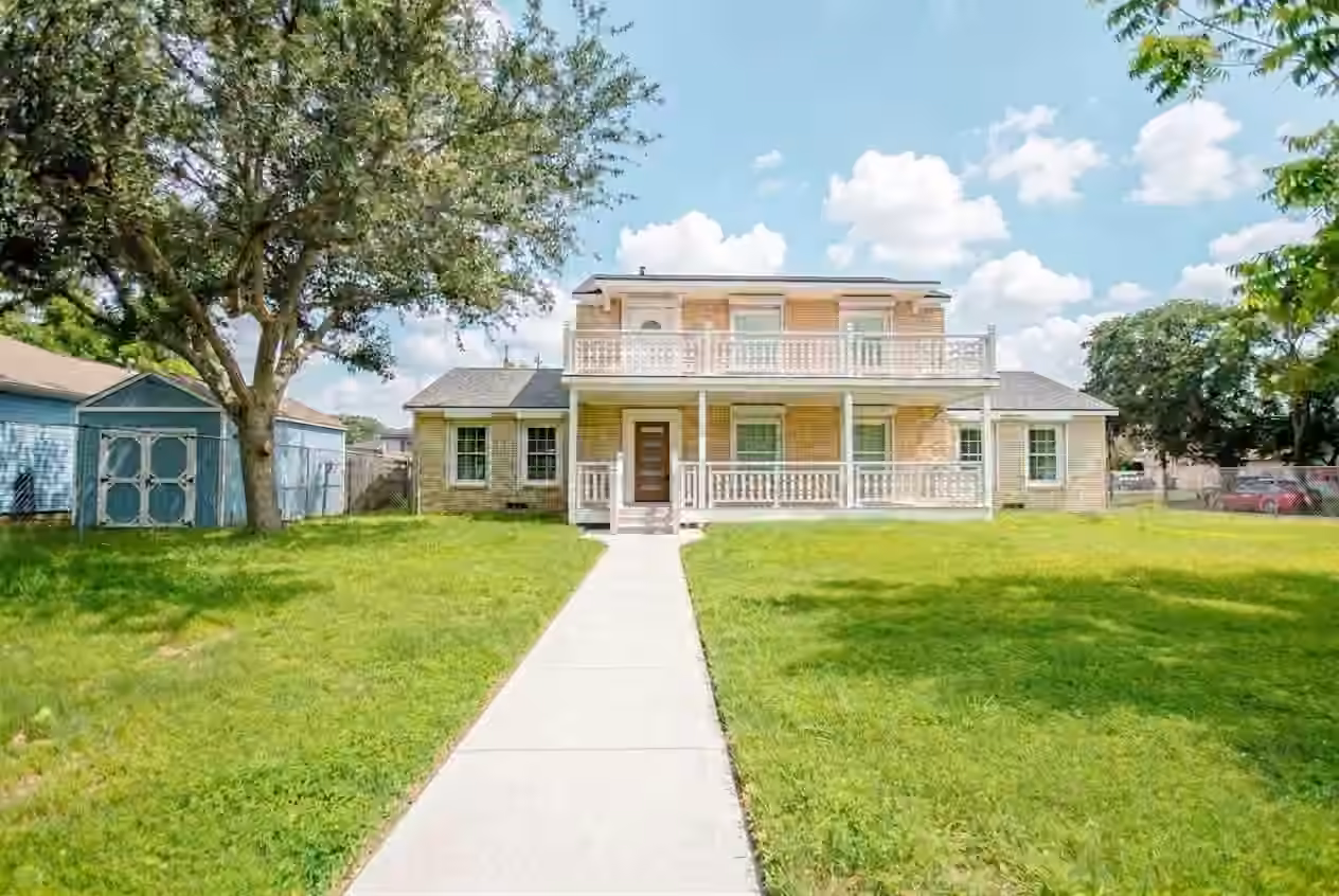 Photo 3 of 104 12th Avenue N, Texas City, TX