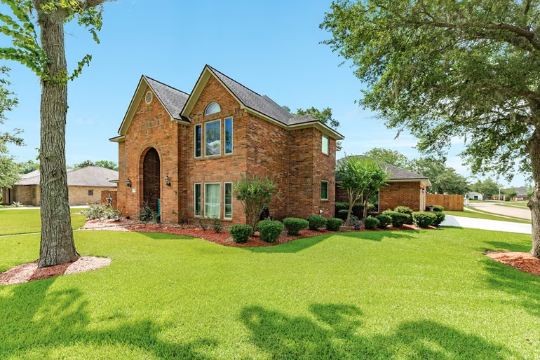 Photo 3 of 52 Chesswood Court, Lake Jackson, TX