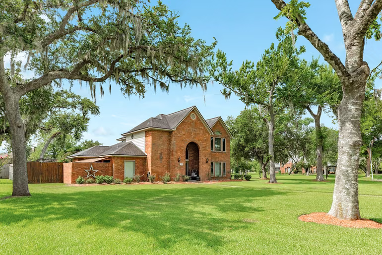 Photo 6 of 52 Chesswood Court, Lake Jackson, TX