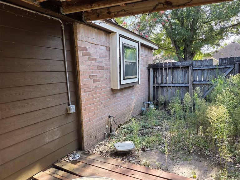 Photo 3 of 802 Hartman Drive, Baytown, TX