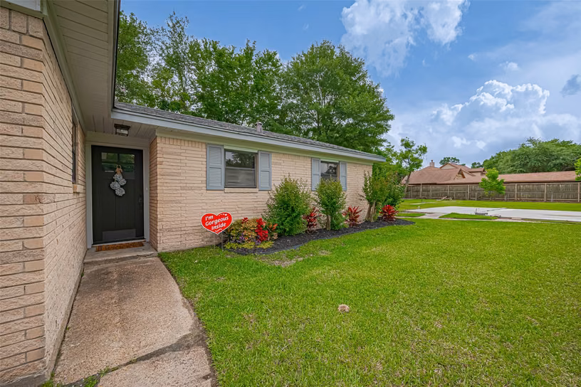 Photo 2 of 111 N 11th Street, Highlands, TX