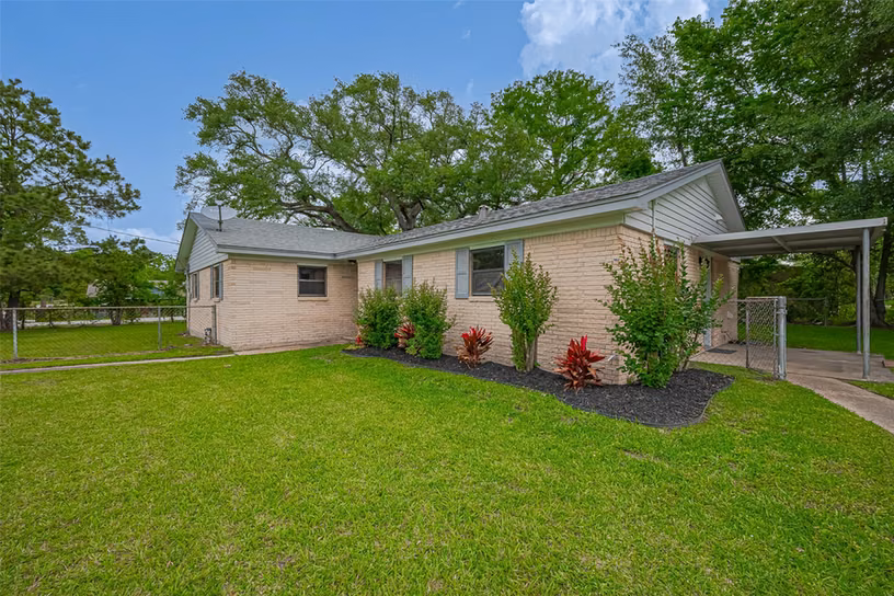 Photo 3 of 111 N 11th Street, Highlands, TX