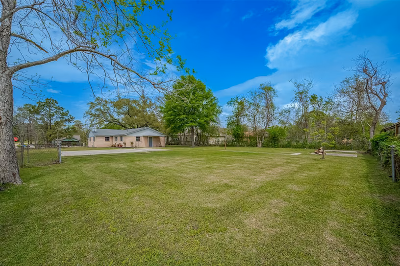 Photo 4 of 111 N 11th Street, Highlands, TX