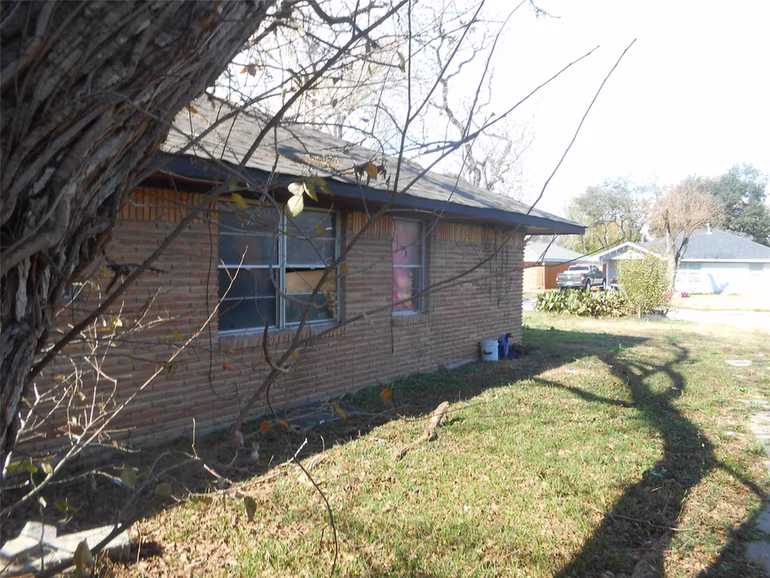 Photo of 2711 KNOTTY OAKS Trail, South Houston, TX