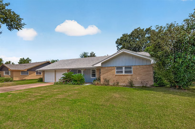 Photo 3 of 10418 Hazelhurst Drive, Houston, TX