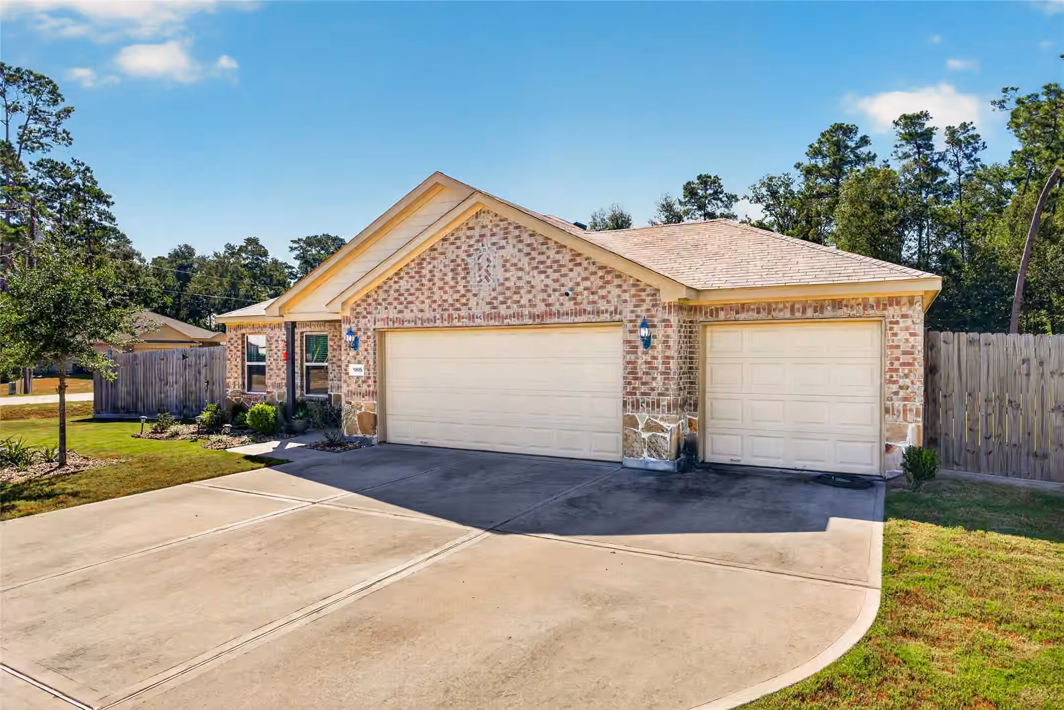 Photo 2 of 9805 Hunter Springs Drive, Conroe, TX