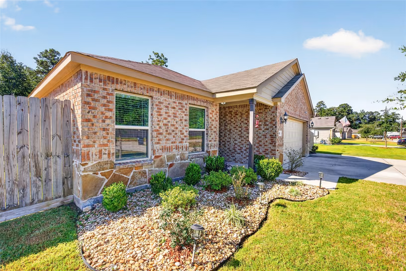 Photo 3 of 9805 Hunter Springs Drive, Conroe, TX