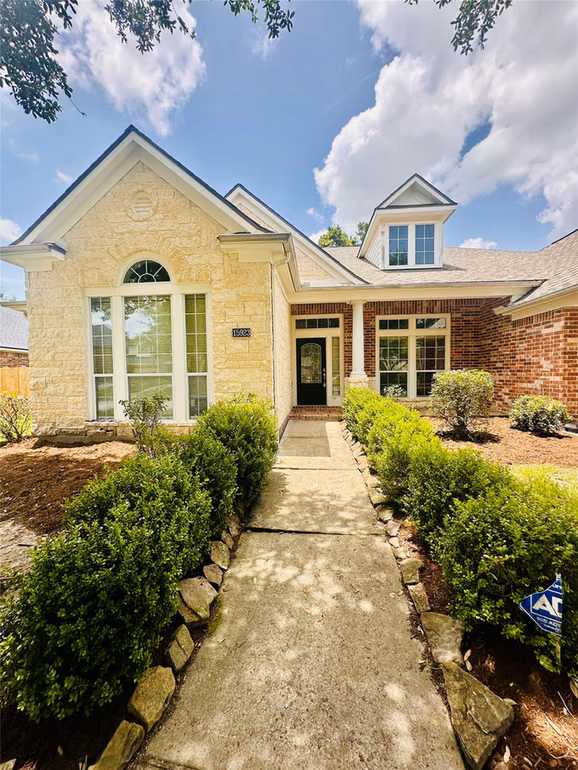 Photo 4 of 15923 Maple Shores Drive, Houston, TX