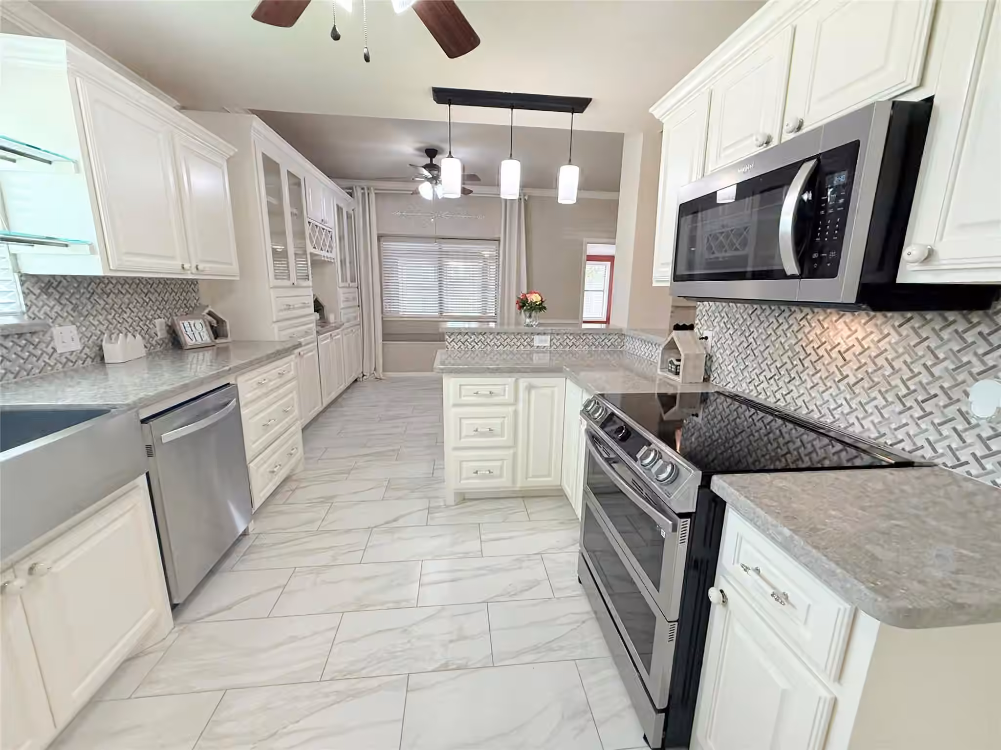 Photo 3 of 205 Peppermint Drive, Lake Jackson, TX