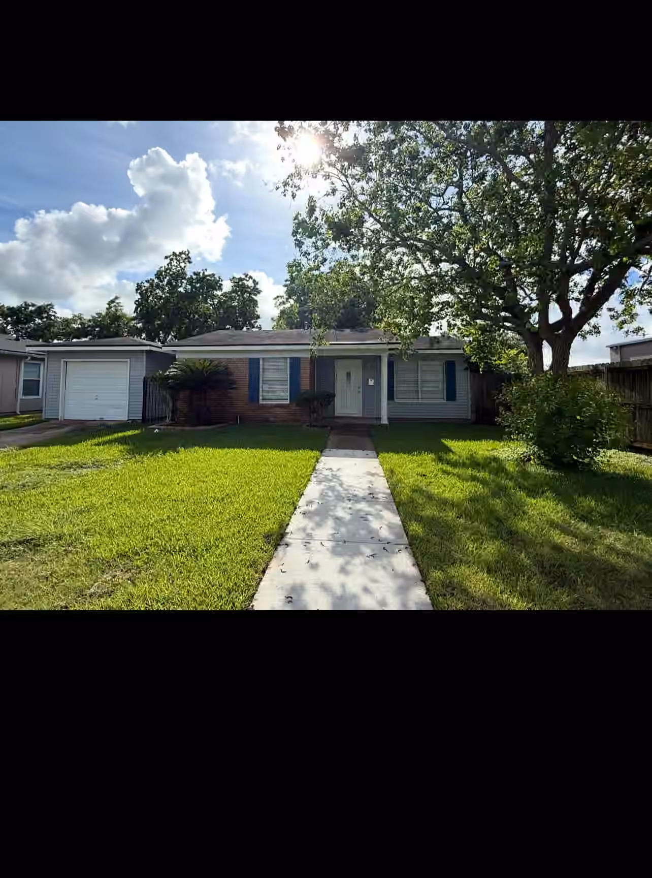 Photo of 102 Forest Oaks Ln, Lake Jackson, TX 77566