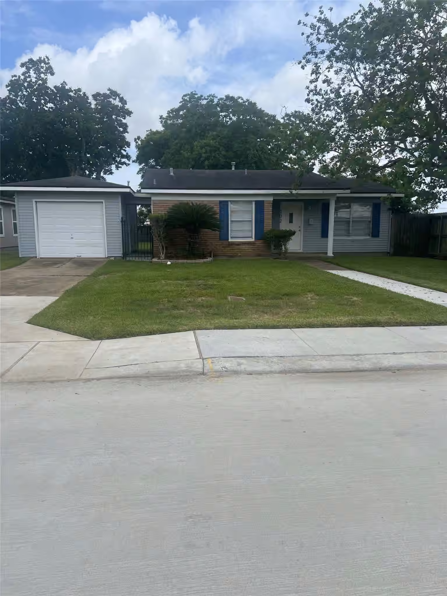 Photo 2 of 102 Forest Oaks Ln, Lake Jackson, TX