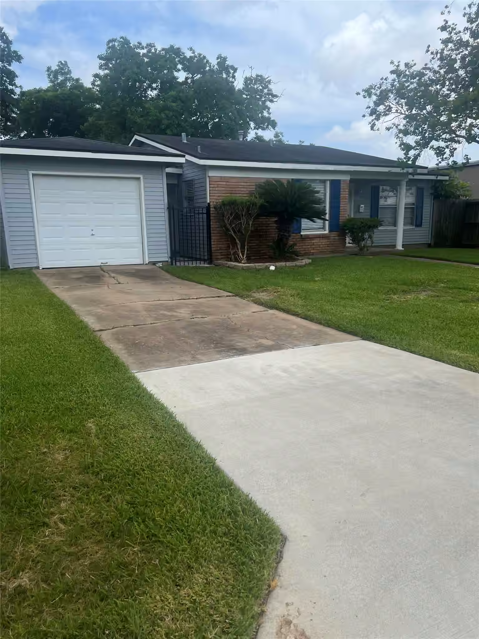 Photo 3 of 102 Forest Oaks Ln, Lake Jackson, TX