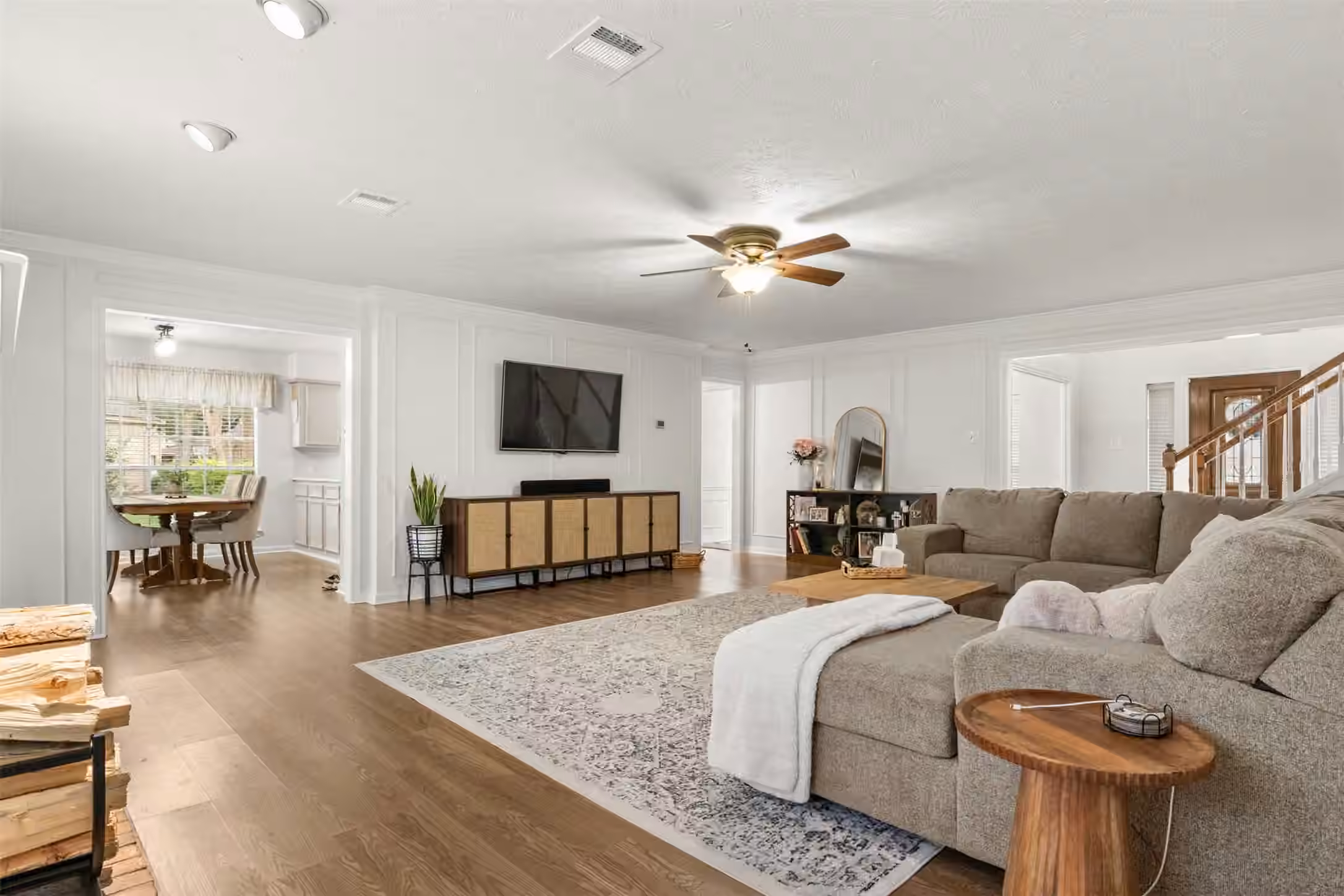 Photo 7 of 7723 Stonesdale Drive, Houston, TX