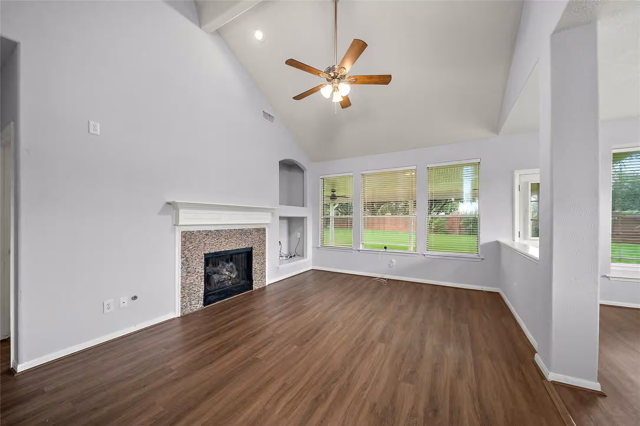 Photo 6 of 1123 Woodley Bend Boulevard, Sugar Land, TX