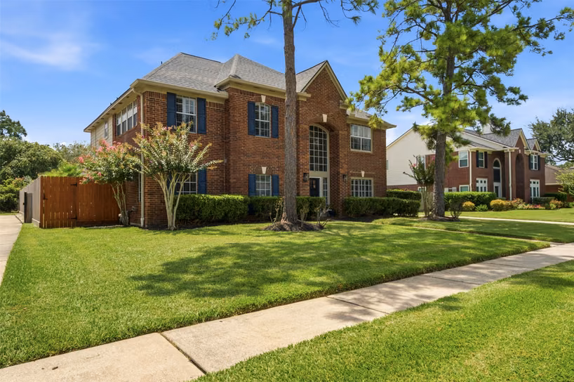 Photo 2 of 1305 Wilderness Pines Drive, Friendswood, TX