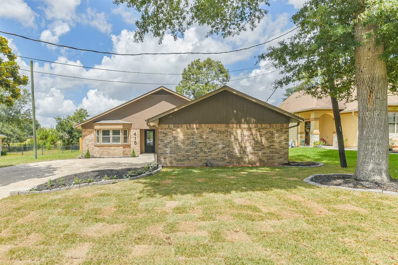 Photo 2 of 416 Rolling Hills Drive, Panorama Village, TX