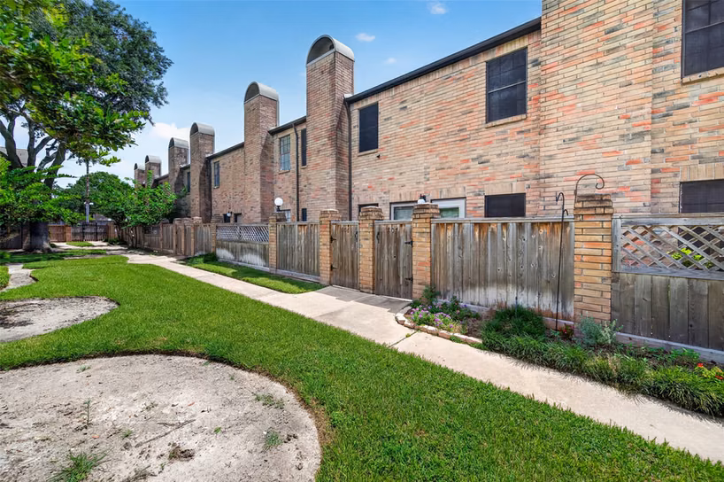 Photo 3 of 9850 Pagewood Lane 807, Houston, TX