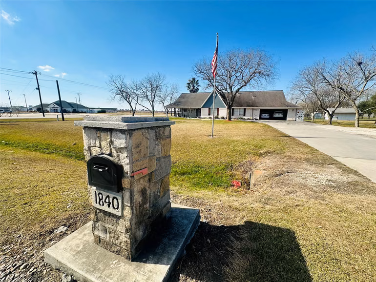 Photo 4 of 1840 Caroline Street, Dickinson, TX
