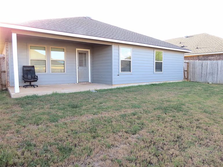 Photo 5 of 2419 Divot Lane, Navasota, TX