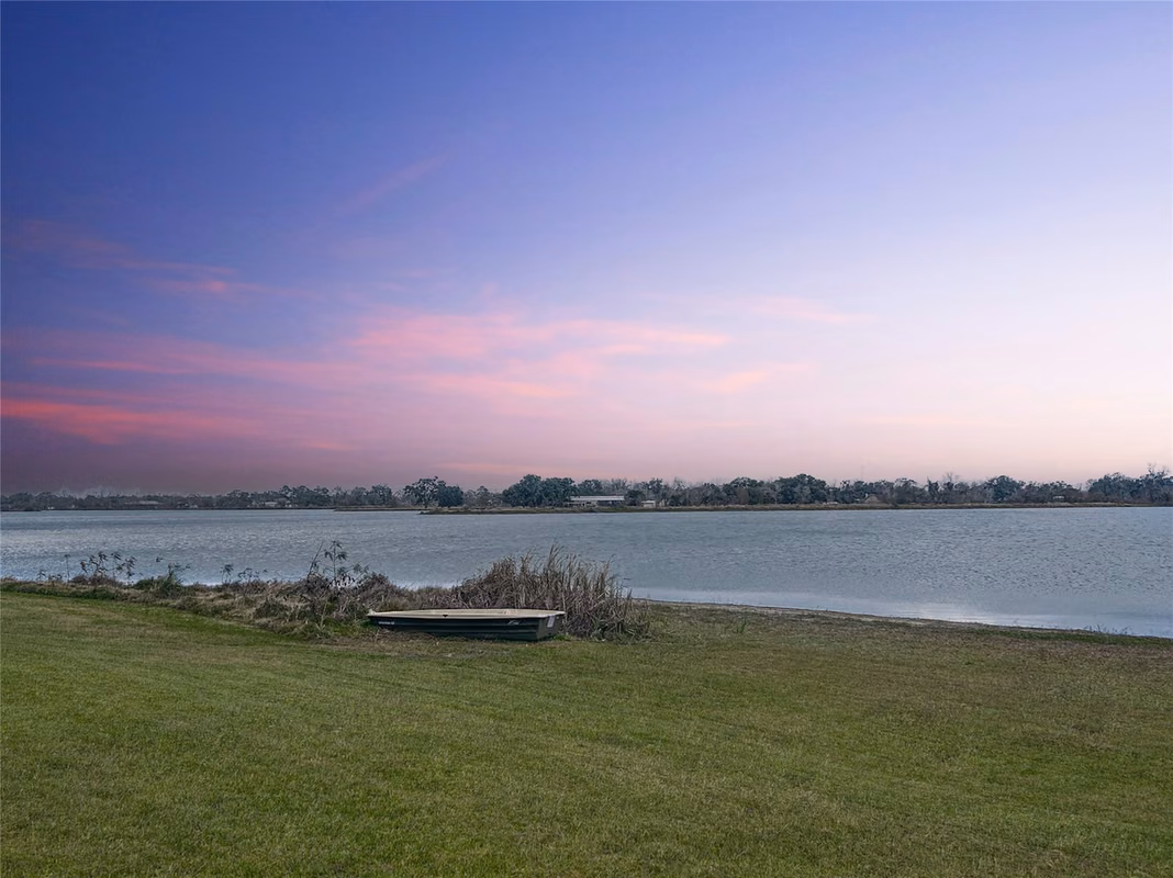 Photo 3 of 626 Sunset Trail, Angleton, TX