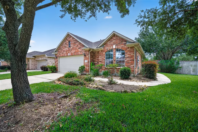 Photo 2 of 1308 Modena Drive, Pearland, TX