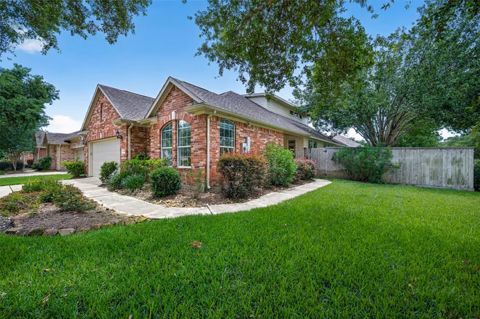 Photo 3 of 1308 Modena Drive, Pearland, TX
