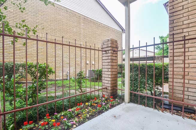 Photo 2 of 2120 El Paseo 2907 Street, Houston, TX