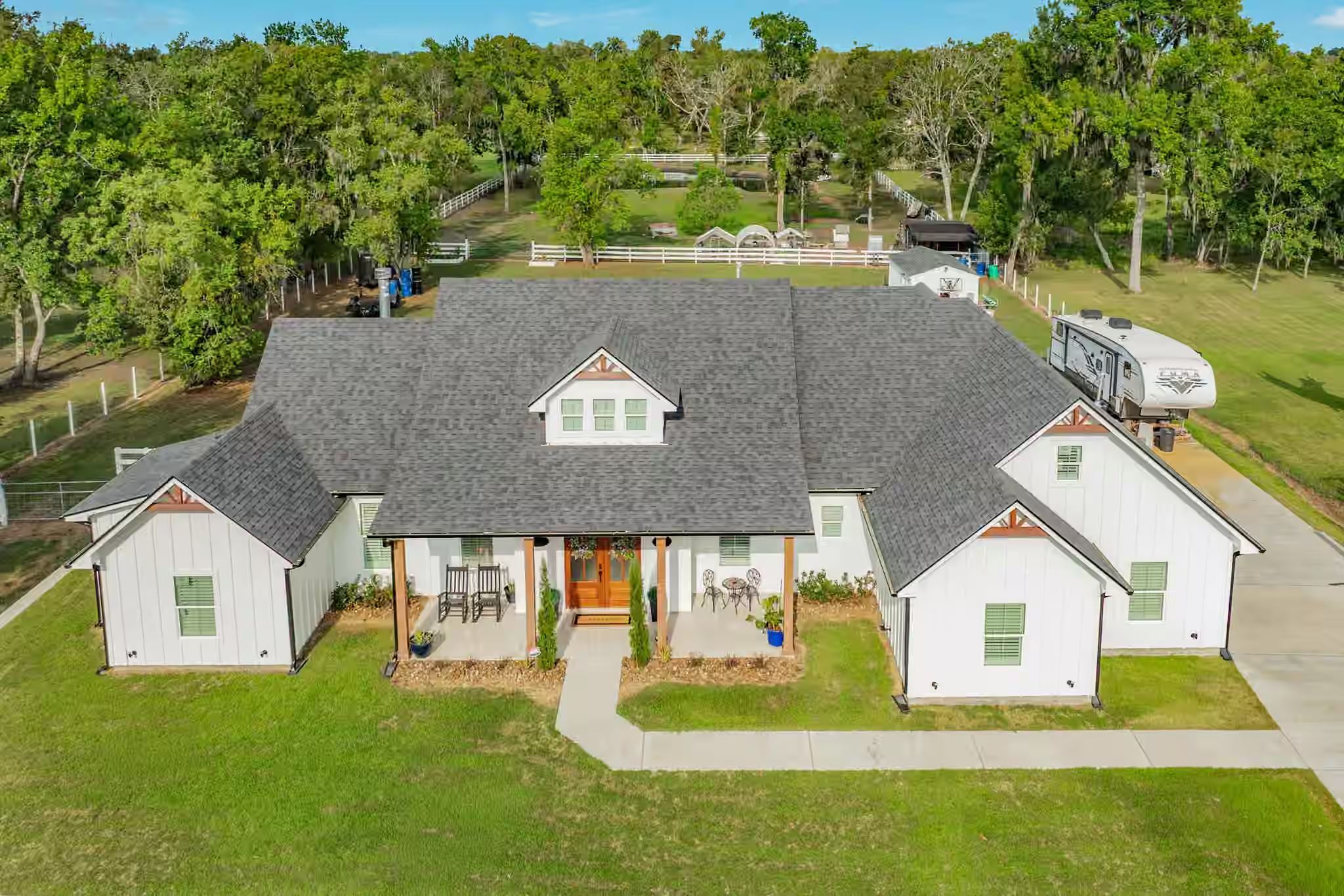 Photo of 206 Black Oak Dr, Angleton, TX 77515