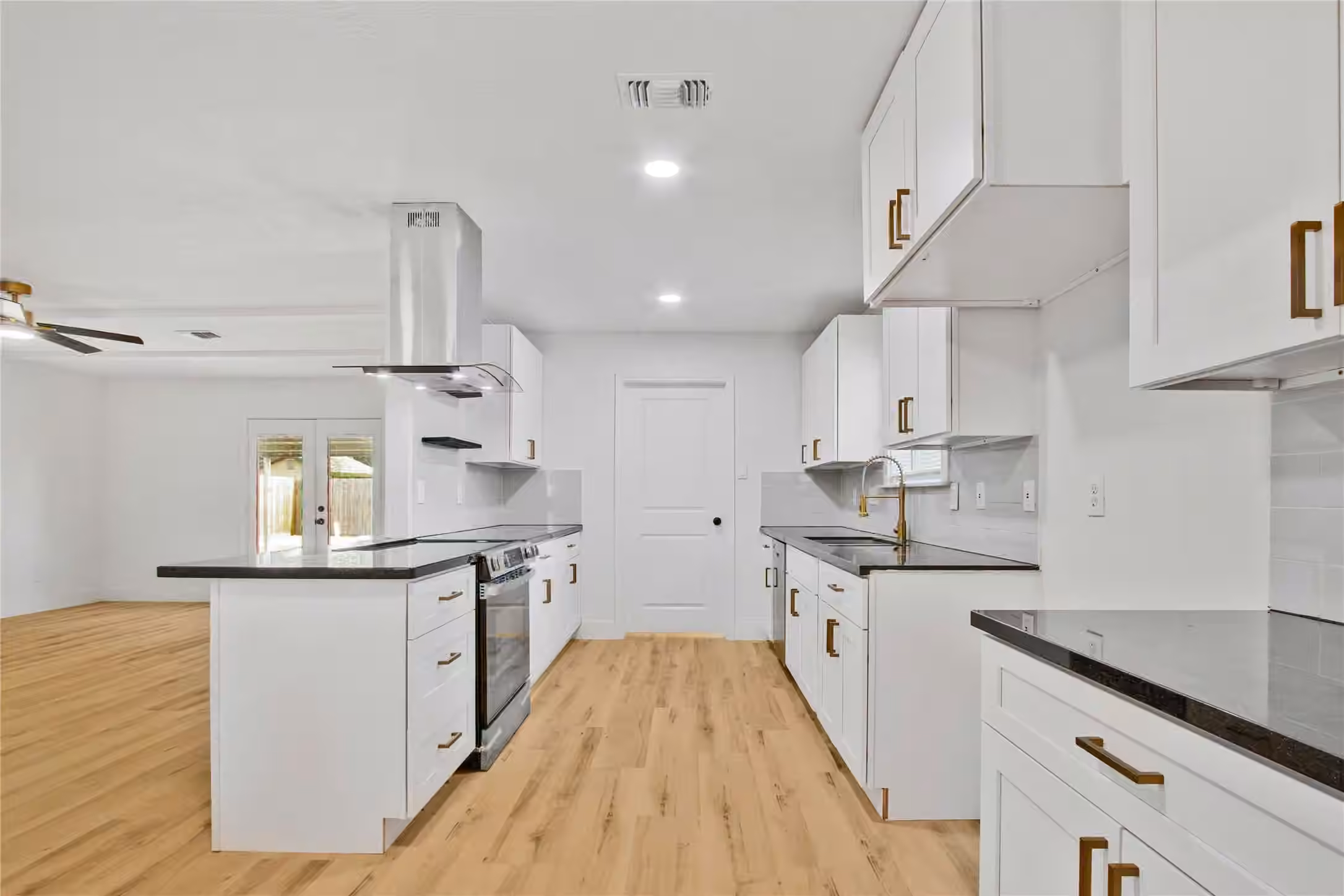 Photo 6 of 615 S 7th Street, La Porte, TX