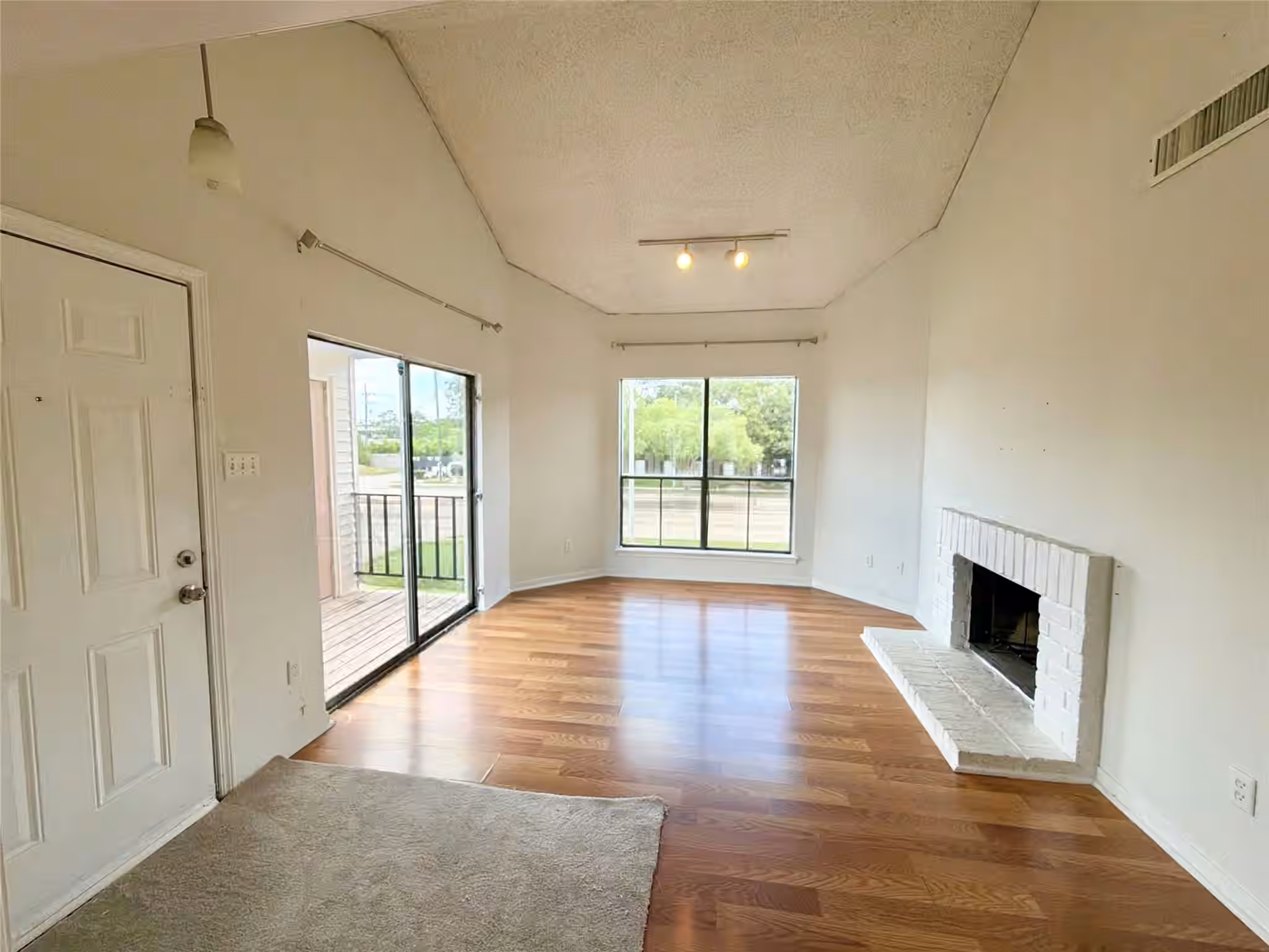 Photo 5 of 10156 Waterstone Drive, Houston, TX