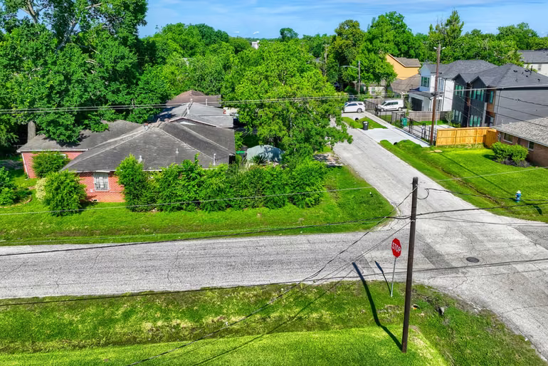 Photo 3 of 4538 Larkspur Street, Houston, TX