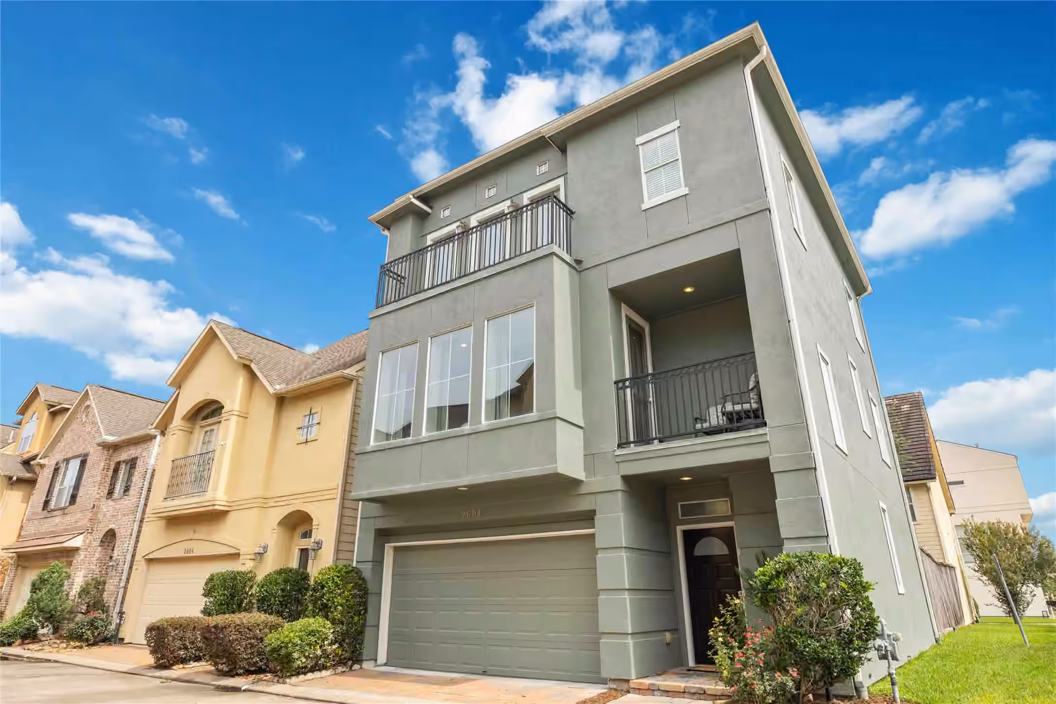 Photo 2 of 2604 Edgefield Lakes Drive, Houston, TX