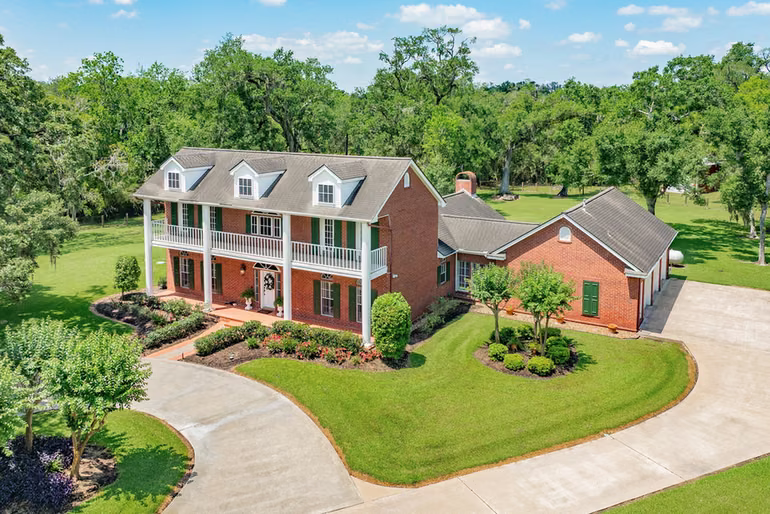 Photo 2 of 1635 Bayou Drive, Lake Jackson, TX