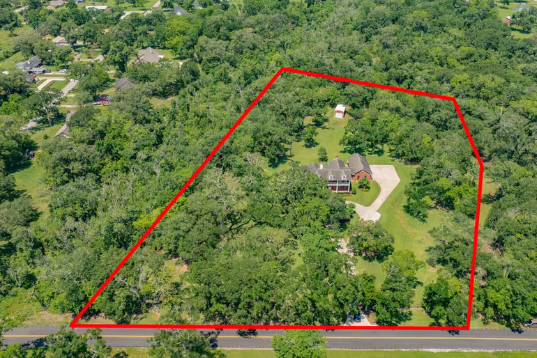 Photo 4 of 1635 Bayou Drive, Lake Jackson, TX