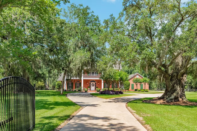 Photo 5 of 1635 Bayou Drive, Lake Jackson, TX