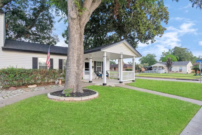 Photo 5 of 619 E Park Street, Sugar Land, TX