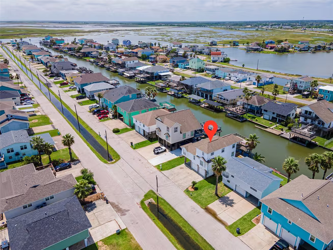 Photo 5 of 70 Tarpon Street, Bayou Vista, TX
