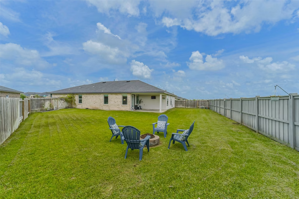 Photo 2 of 906 Dairy Prairie Drive, Rosharon, TX