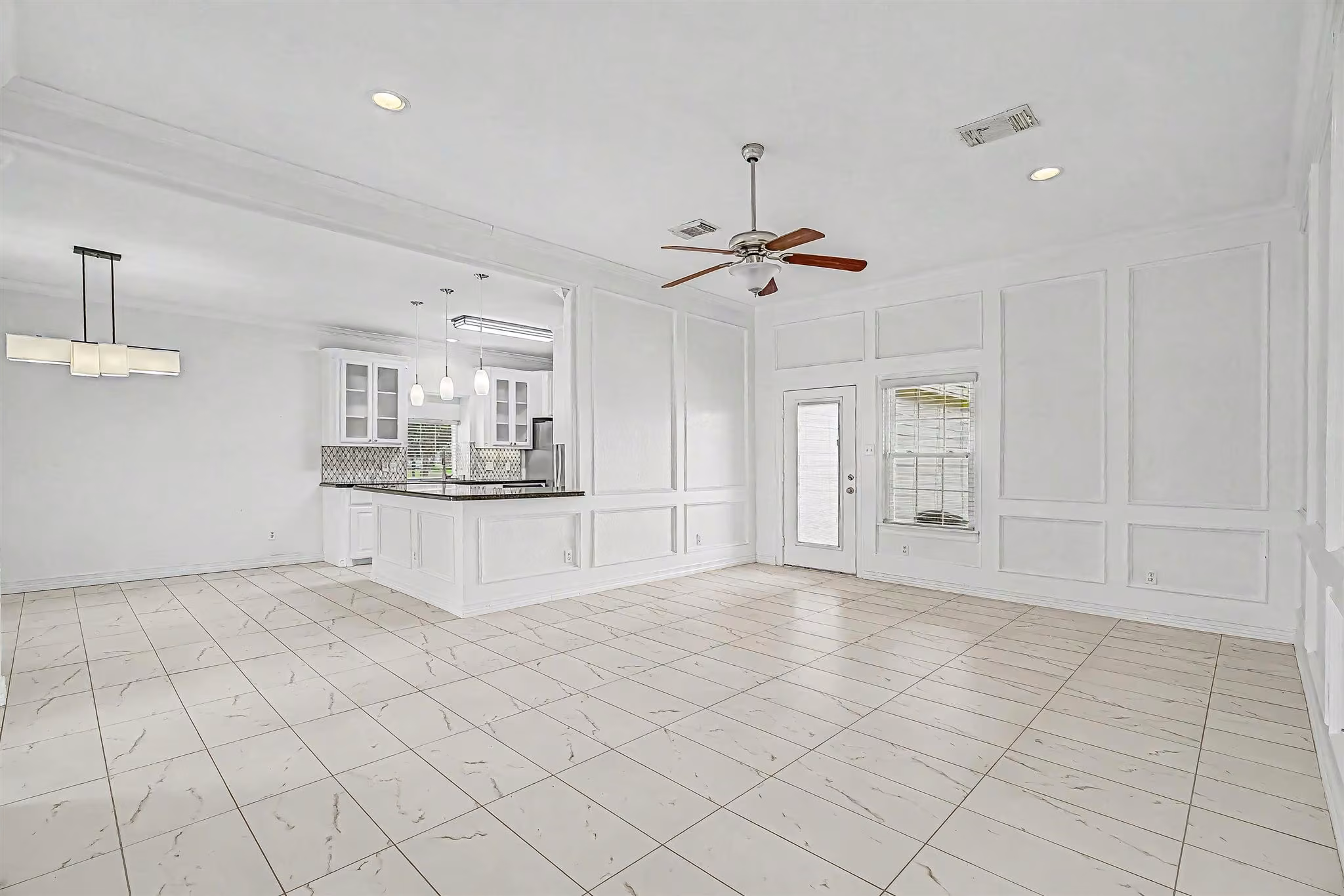 Photo 6 of 131 Silverbell Circle, Lake Jackson, TX