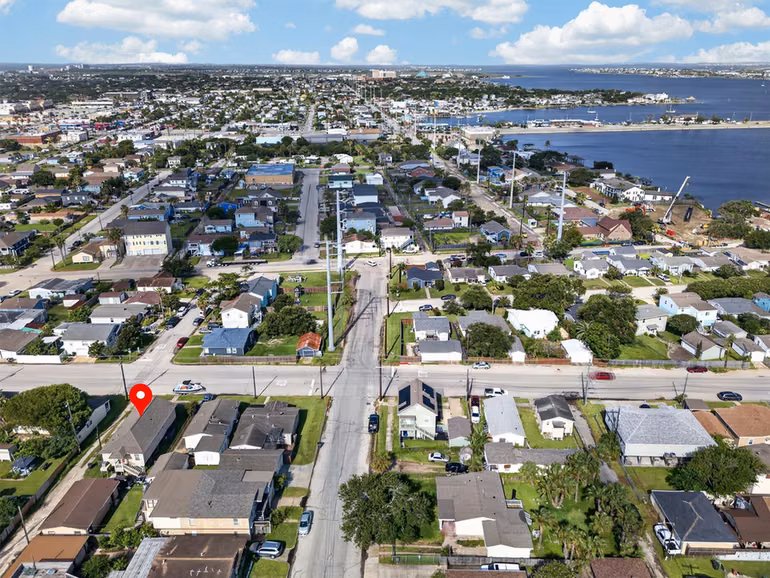 Photo 3 of 2112 57th Street, Galveston, TX