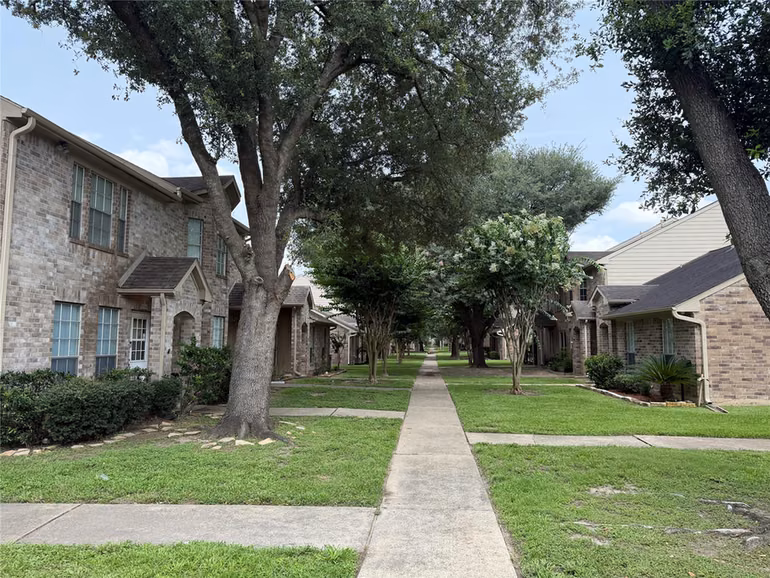 Photo 3 of 1036 Birnham Woods Boulevard, Pasadena, TX