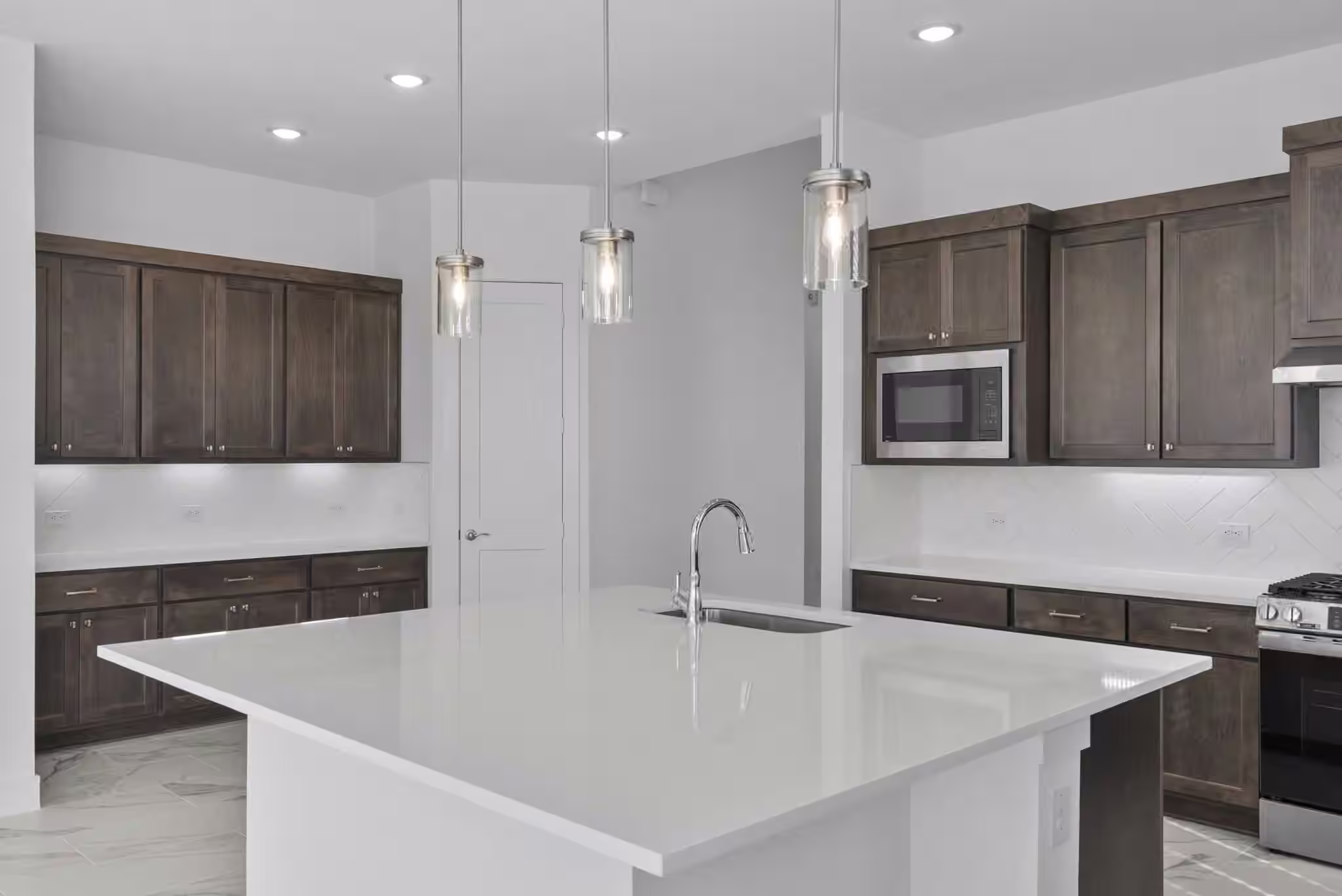 Photo 5 of 11919 Canal View Boulevard, Mont Belvieu, TX
