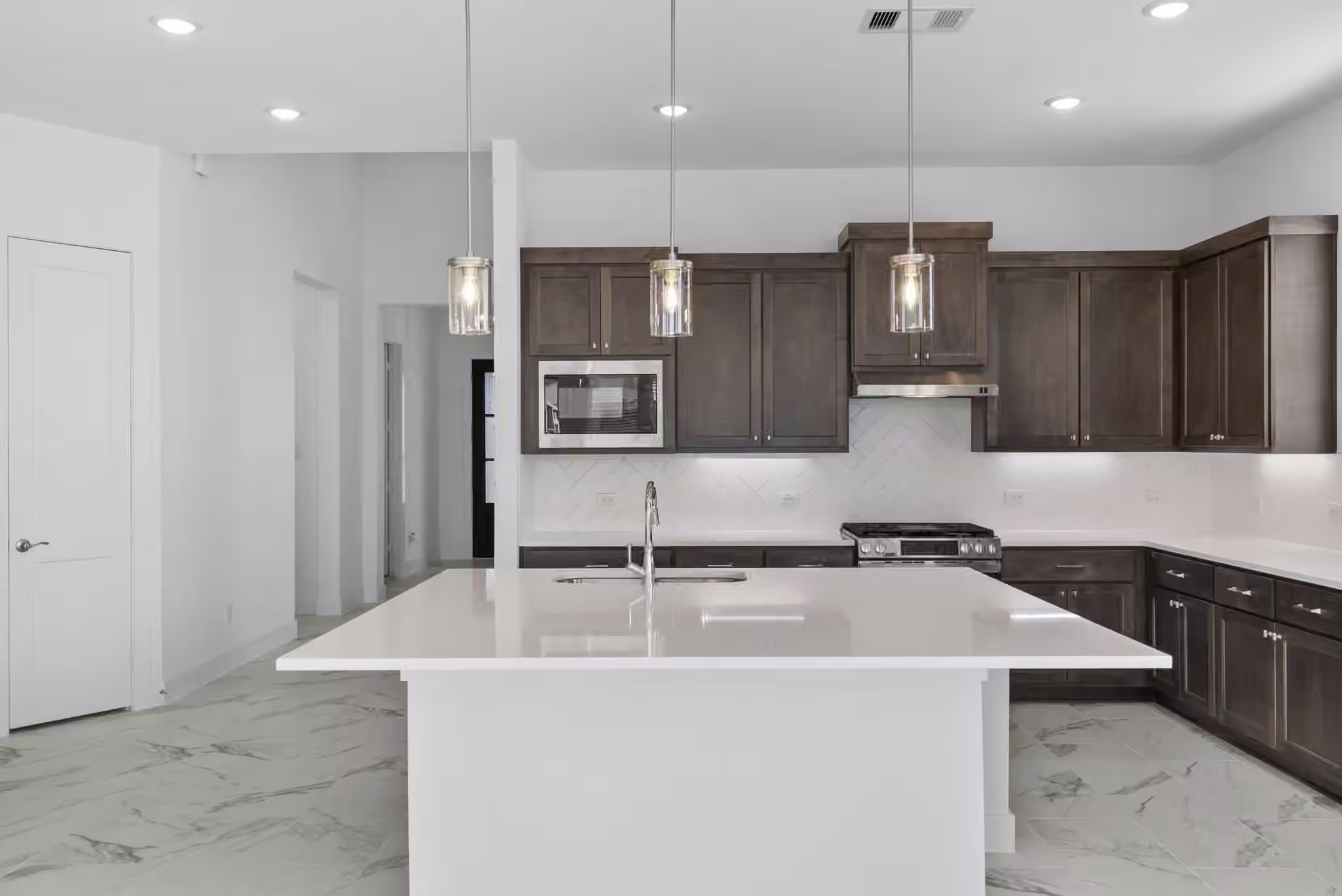 Photo 6 of 11919 Canal View Boulevard, Mont Belvieu, TX