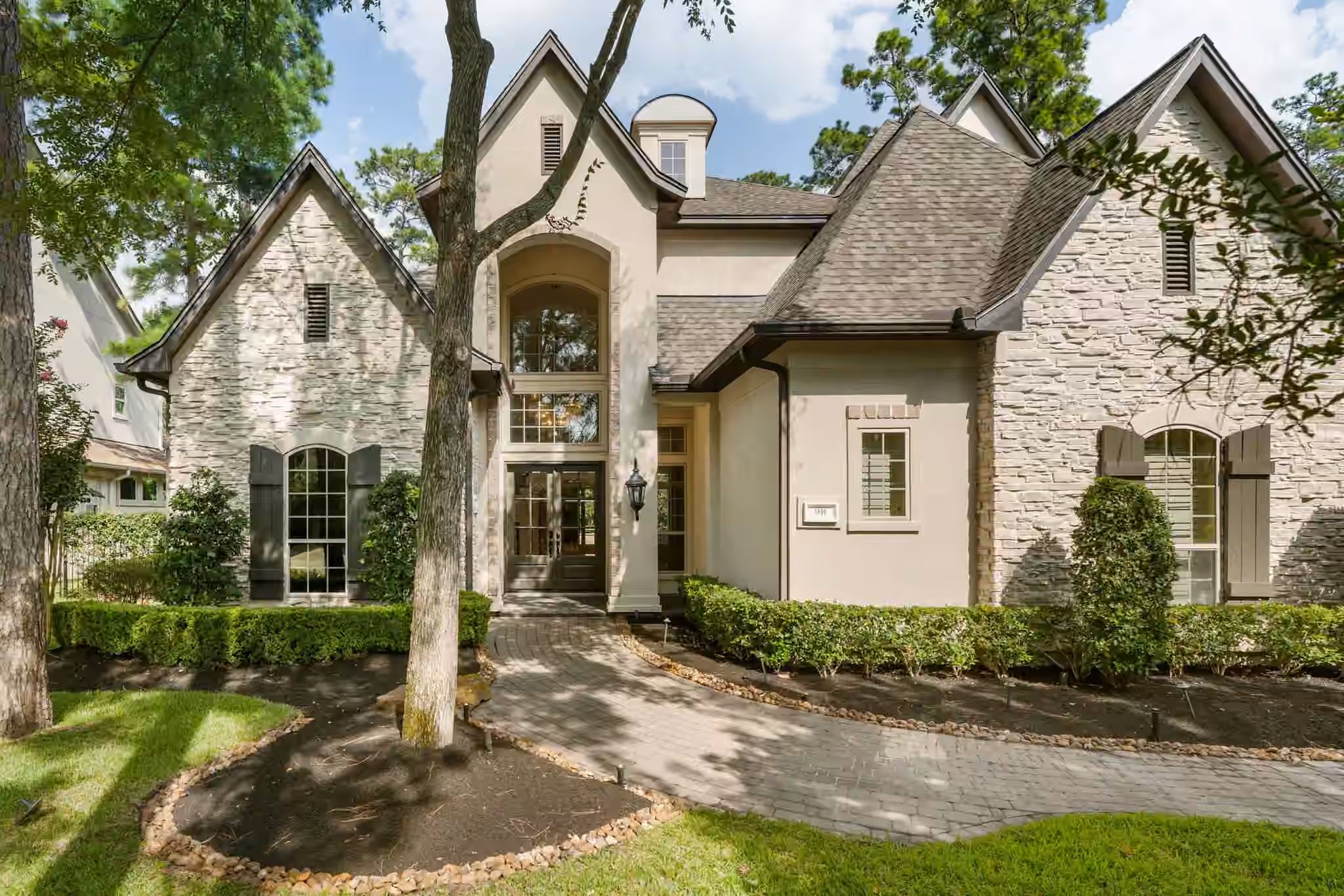Photo 3 of 98 W Ambassador Bend, The Woodlands, TX