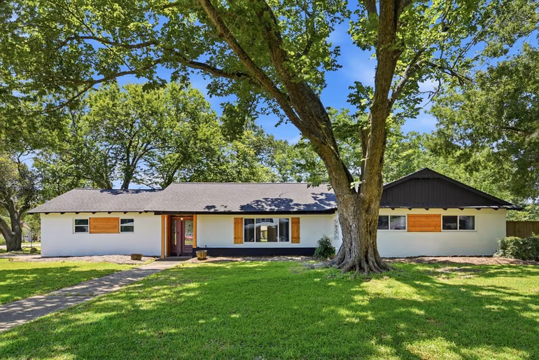 Photo of 101 W Larkspur Drive, Alvin, TX 77511