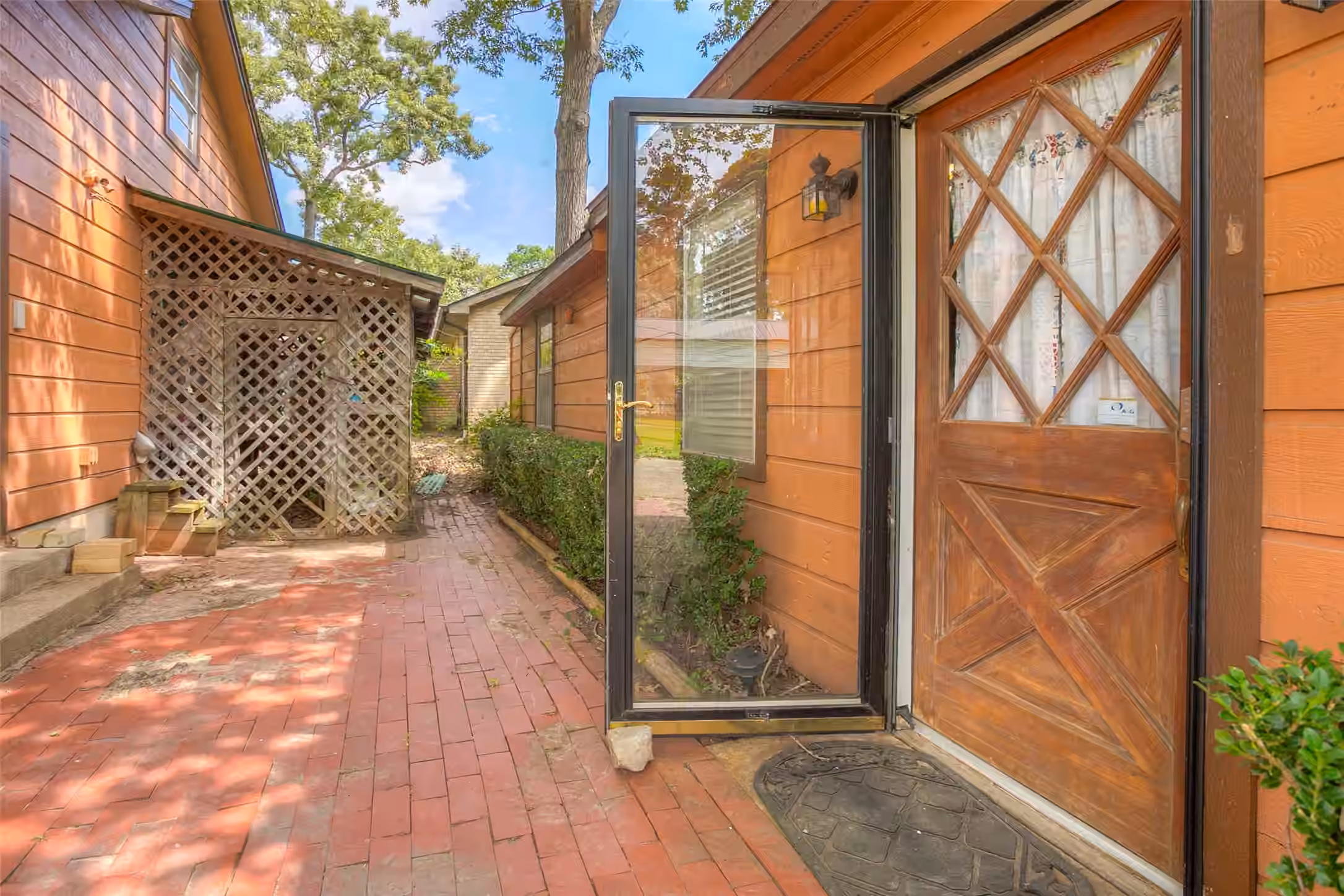 Photo 4 of 130 S Oak Bluff Drive, Trinity, TX