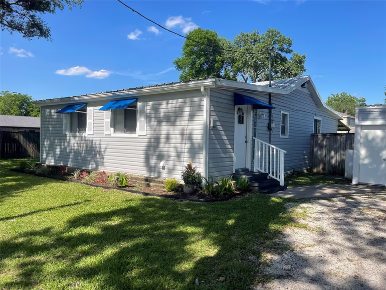 Photo 3 of 218 N Ormsby Street, Alvin, TX
